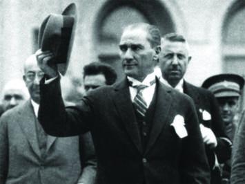 Mustafa Kemal Atatürk şapkasıyla halkı selamlarken